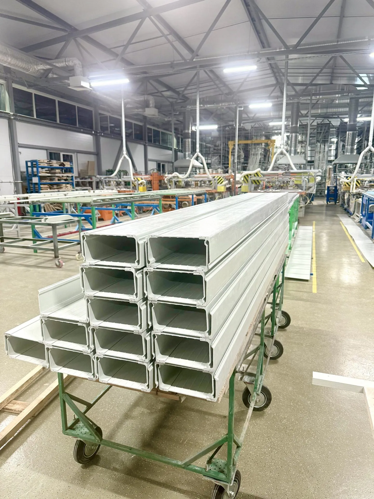 кабеленесущие лотки композитные сплошные