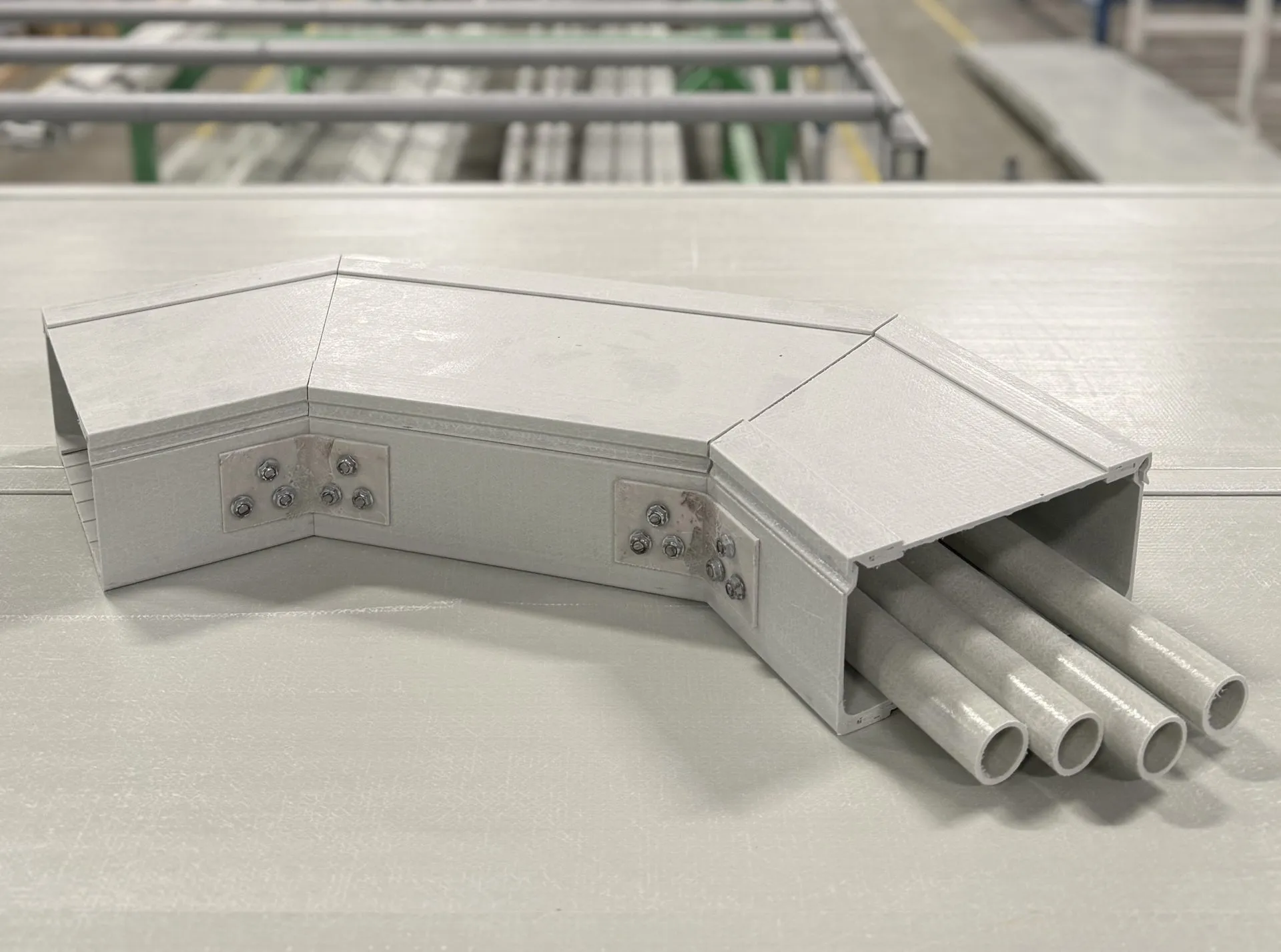 соединитель композитный 90 градусов с горизонтальной крышкой для кабельных лотков и кабеленесущих систем