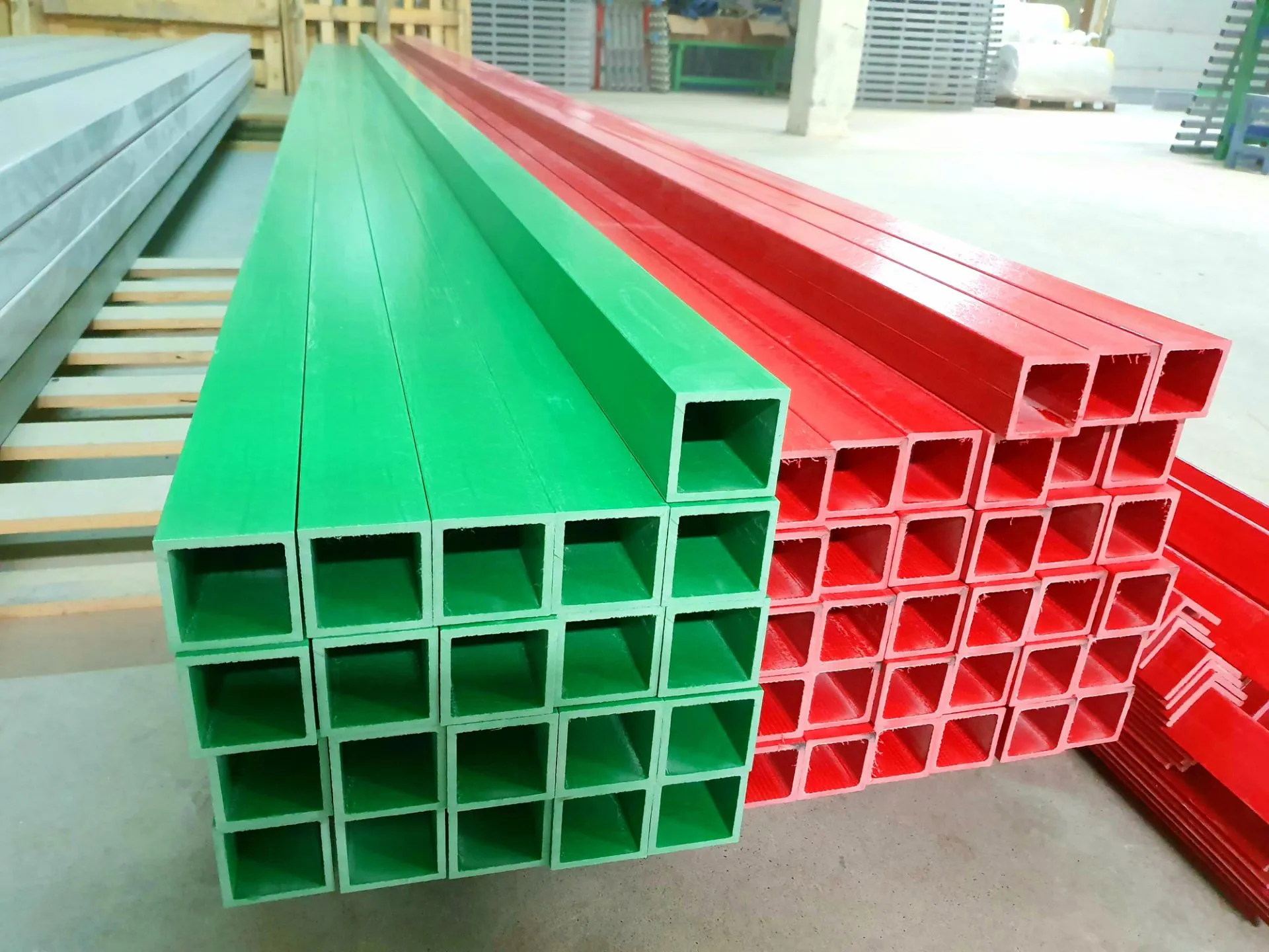 Композитный стеклопластиковый профиль квадратного сечения PULTRA