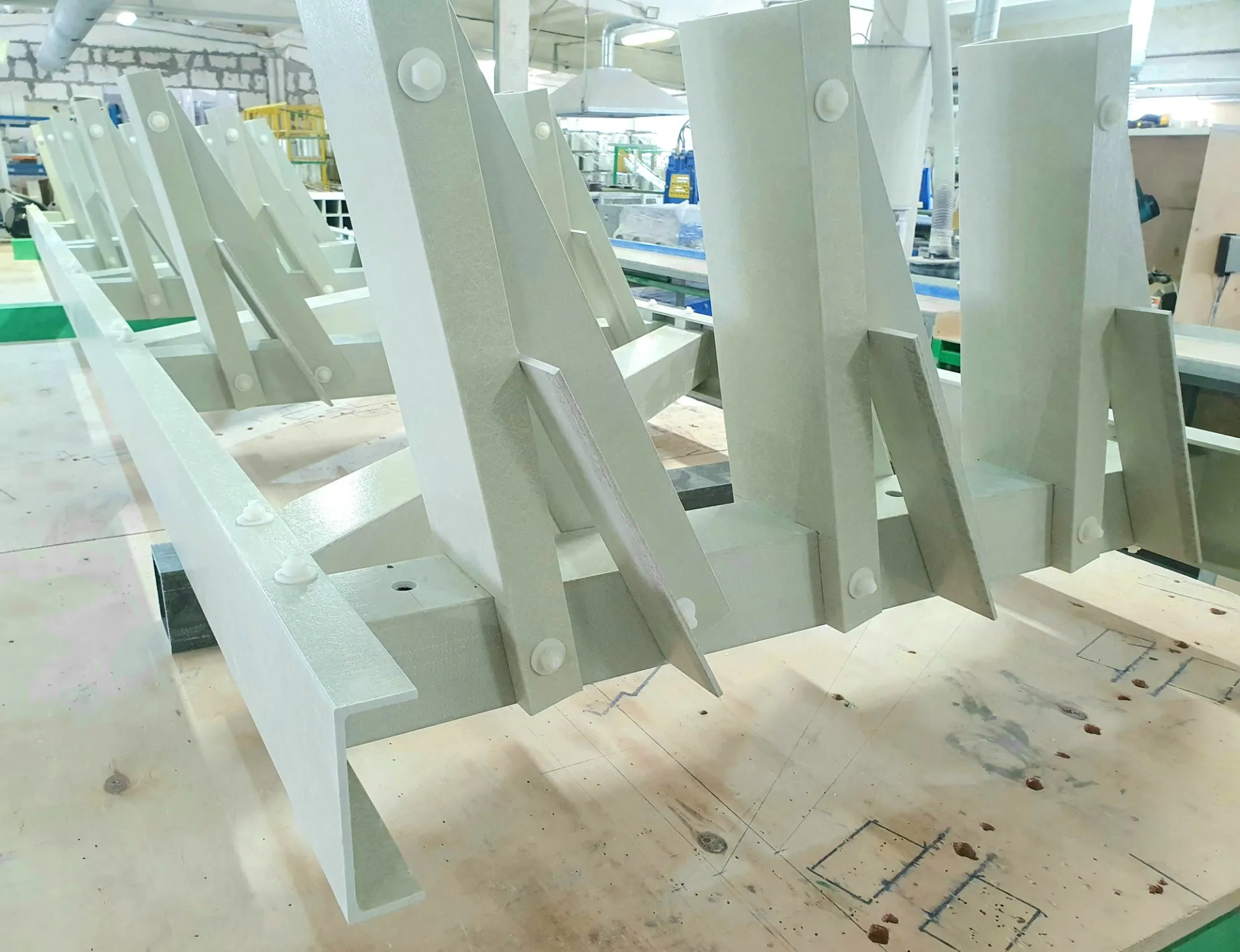 опоры и кронштейны для кабеленесущих систем композитные из стеклопластика PULTRA