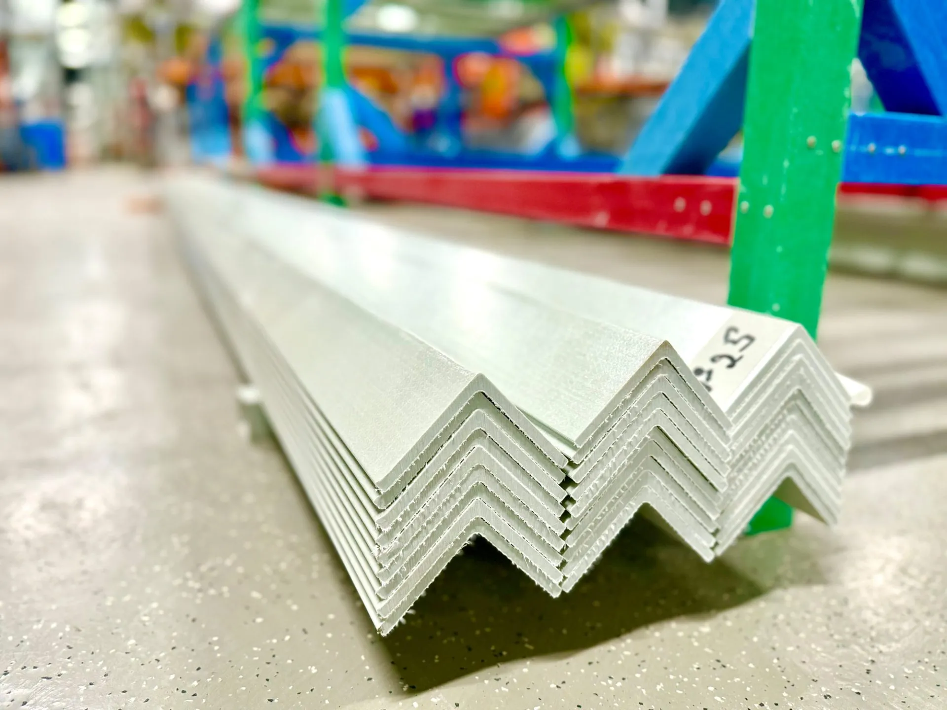 угловой профиль композитный стеклопластиковый PULTRA