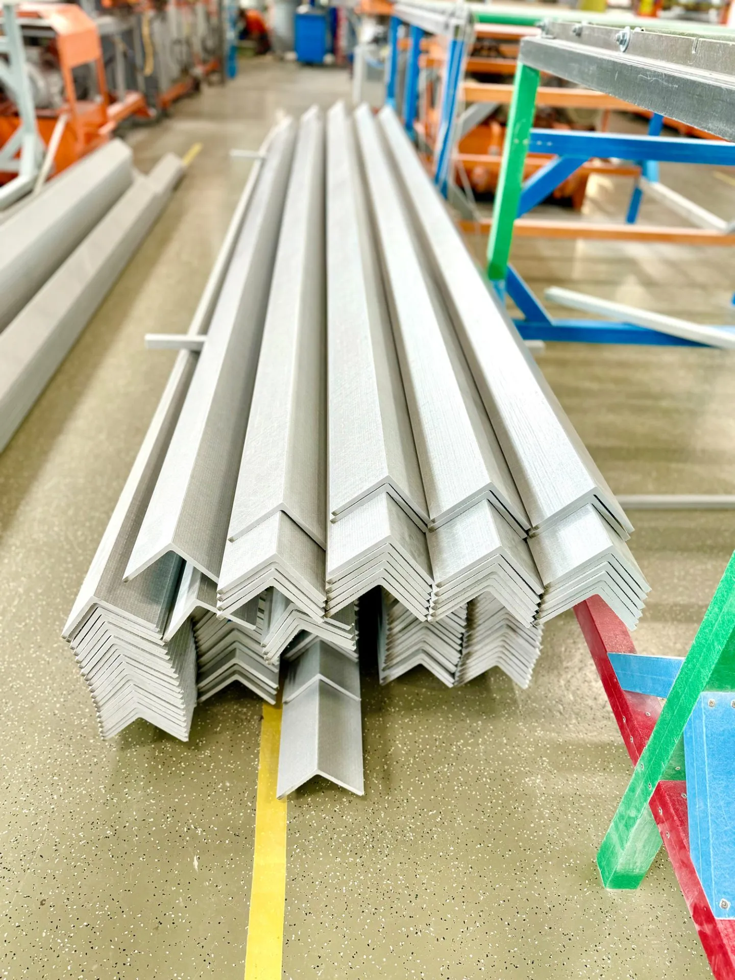 угловой профиль композитный стеклопластиковый PULTRA