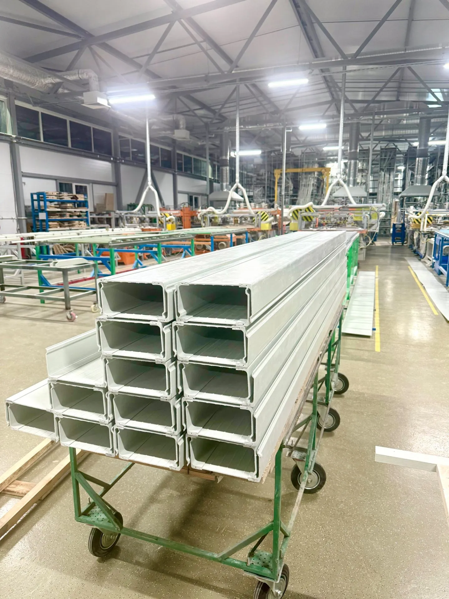 кабеленесущие сплошные лотки композитные из стеклопластика PULTRA