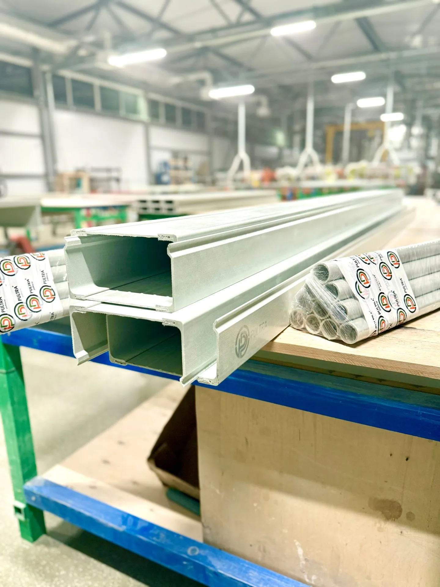 кабеленесущие сплошные лотки композитные из стеклопластика PULTRA