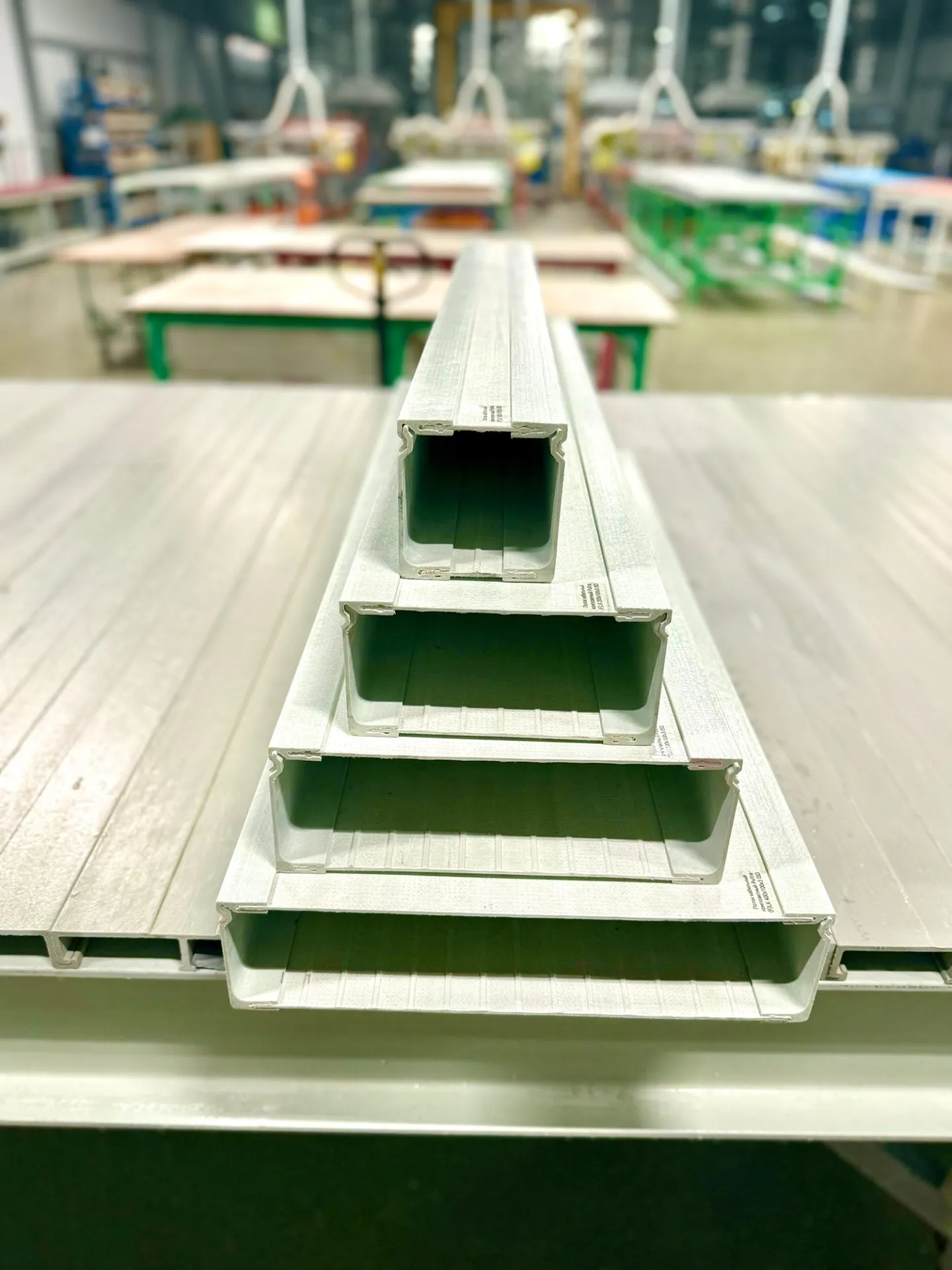 кабеленесущие сплошные лотки композитные из стеклопластика PULTRA