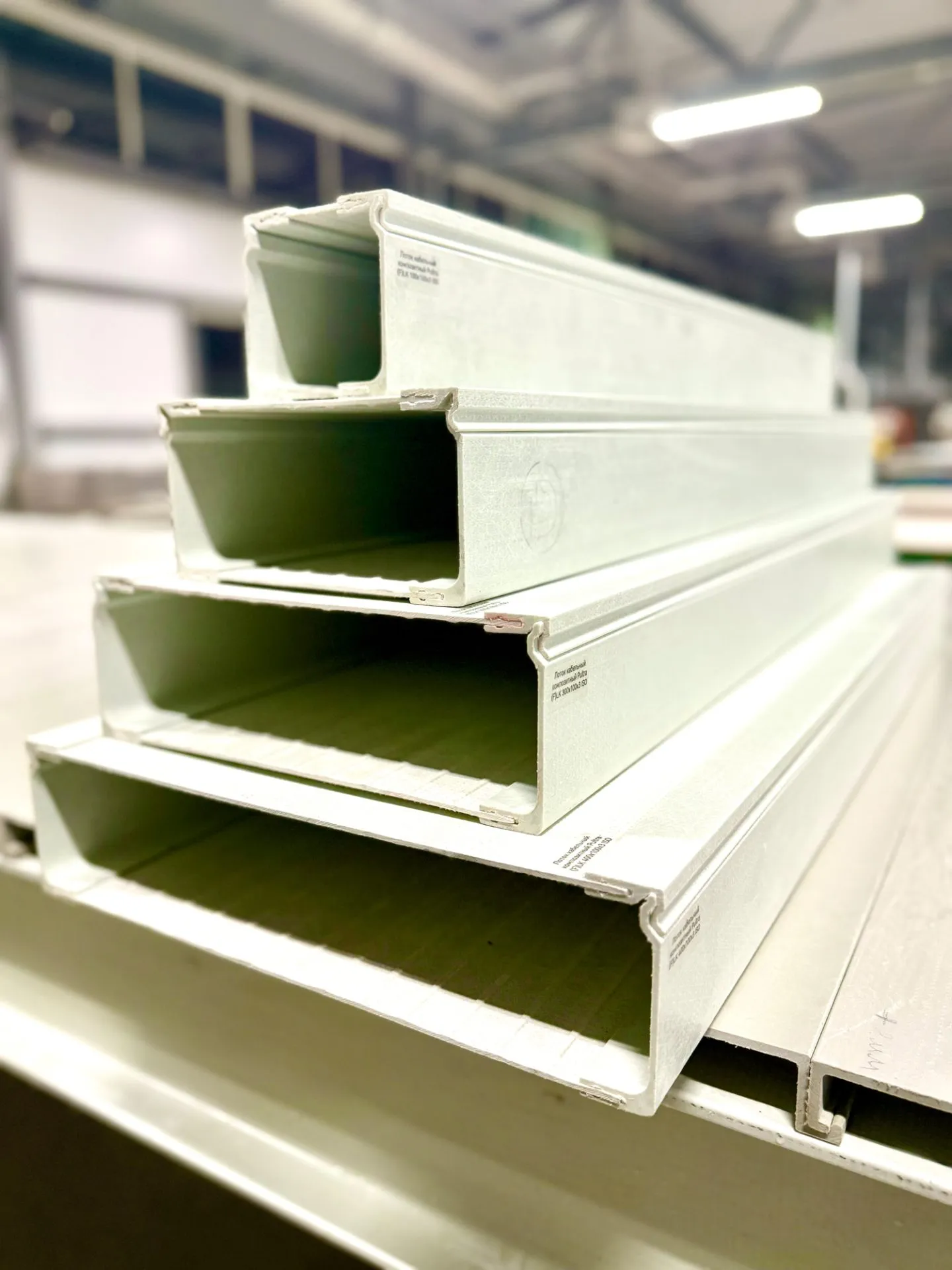 кабеленесущие сплошные лотки композитные из стеклопластика PULTRA