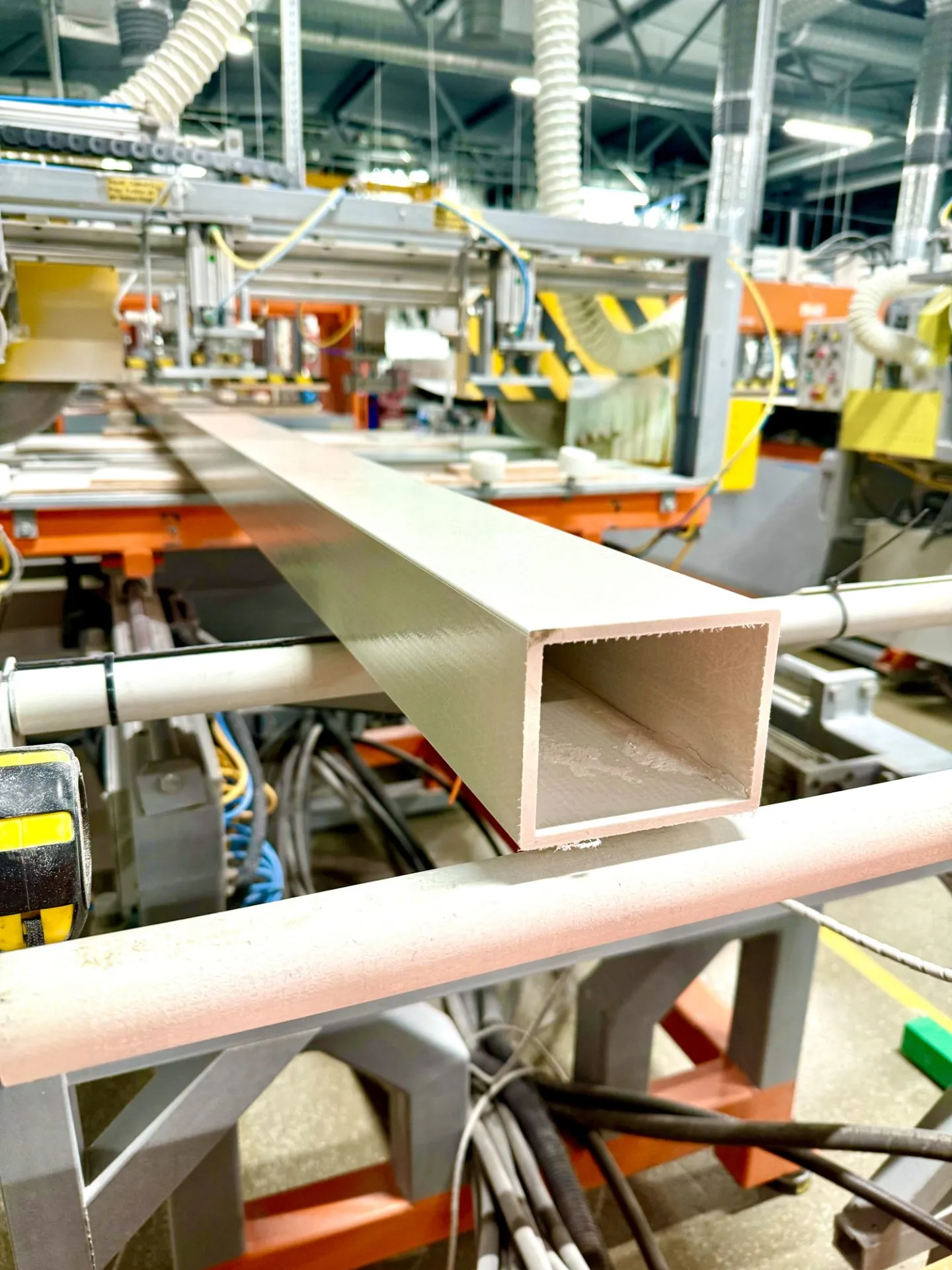 труба прямоугольная композитная стеклопластиковая PULTRA