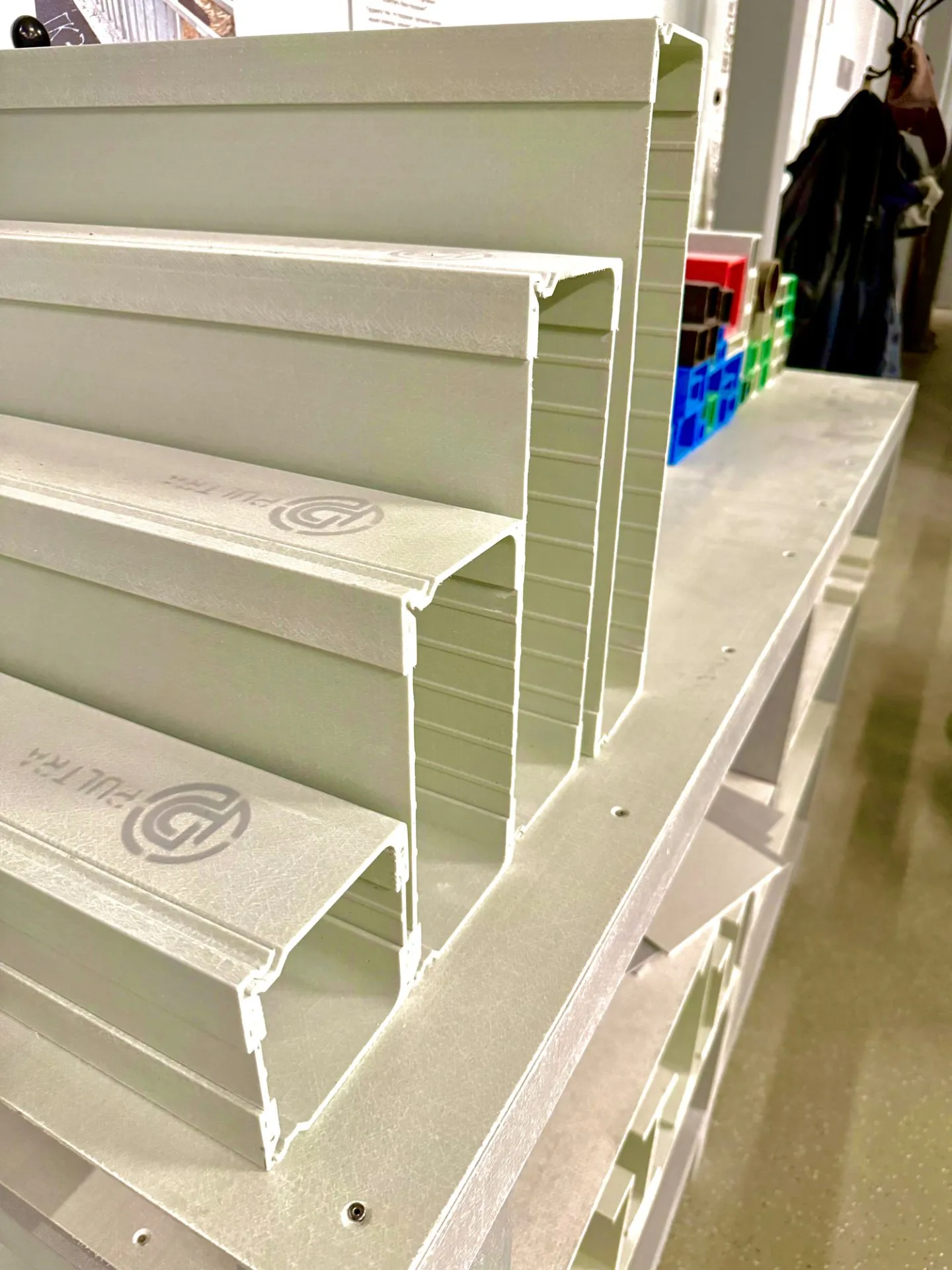 кабеленесущие сплошные лотки композитные из стеклопластика PULTRA