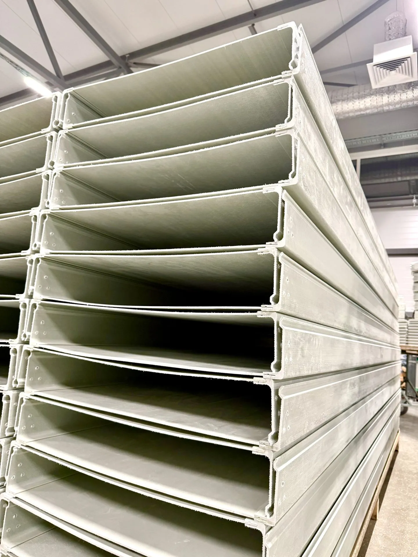 кабеленесущие сплошные лотки композитные из стеклопластика PULTRA