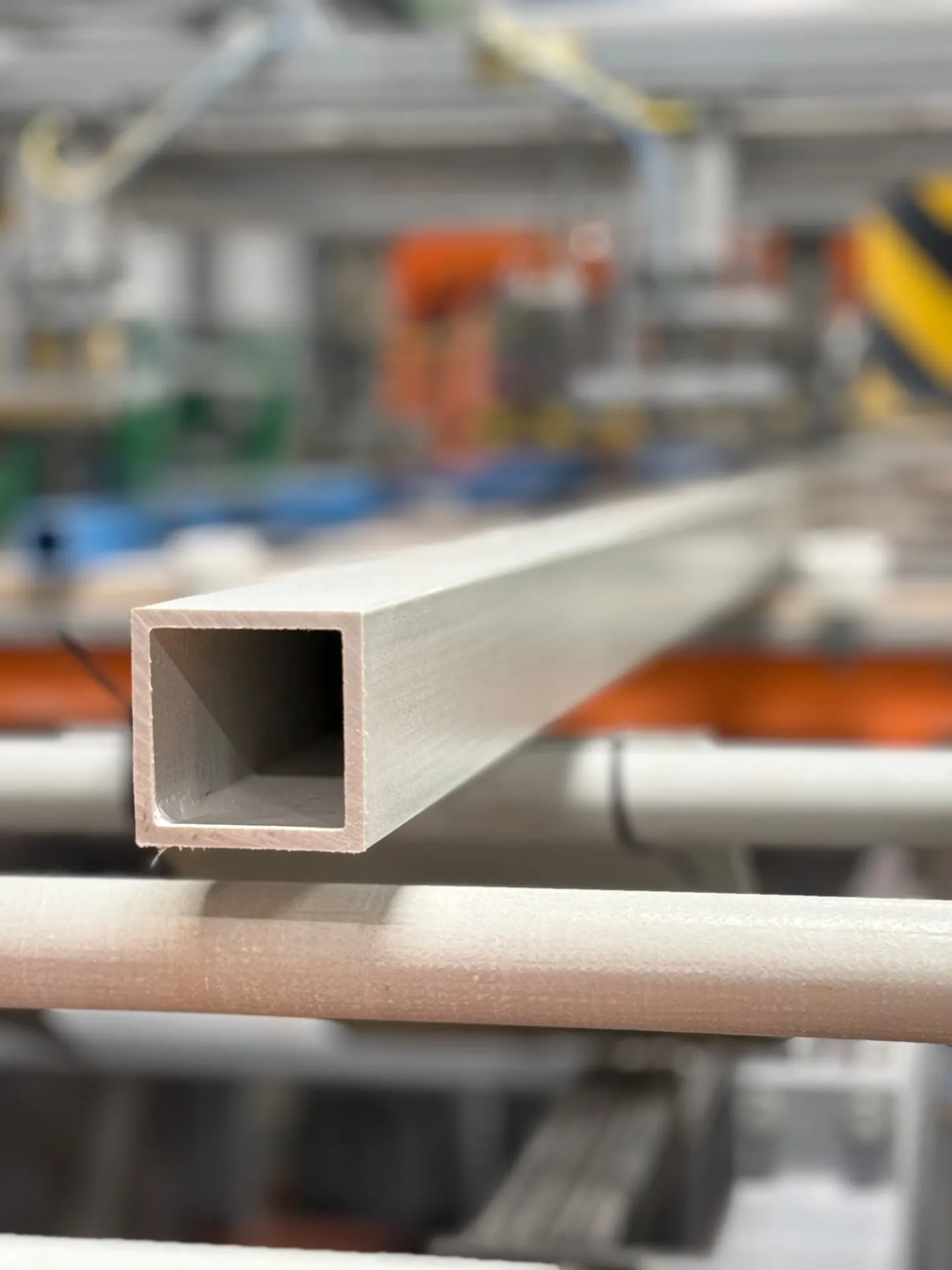 Композитный стеклопластиковый профиль квадратного сечения PULTRA