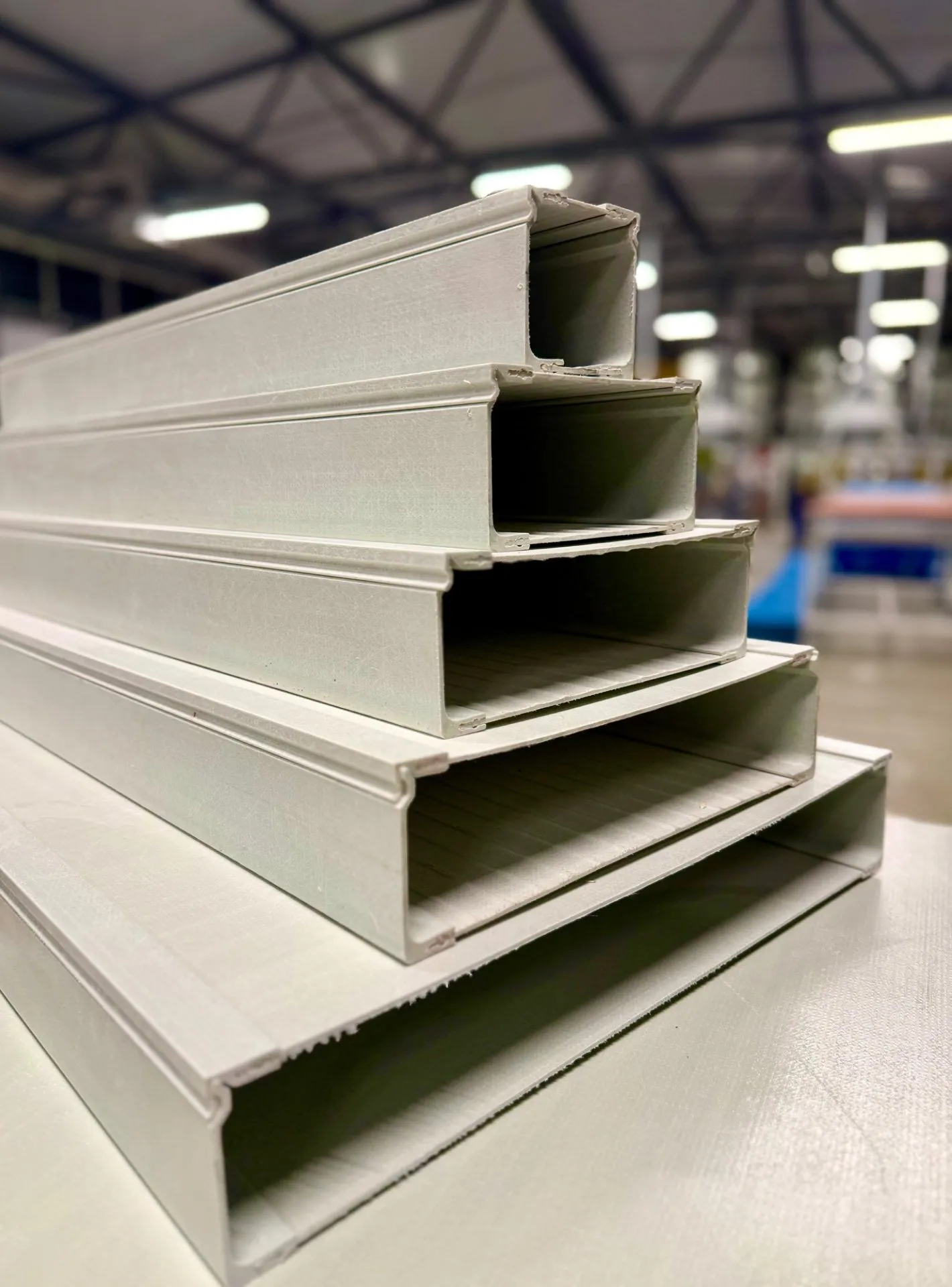 кабеленесущие сплошные лотки композитные из стеклопластика PULTRA