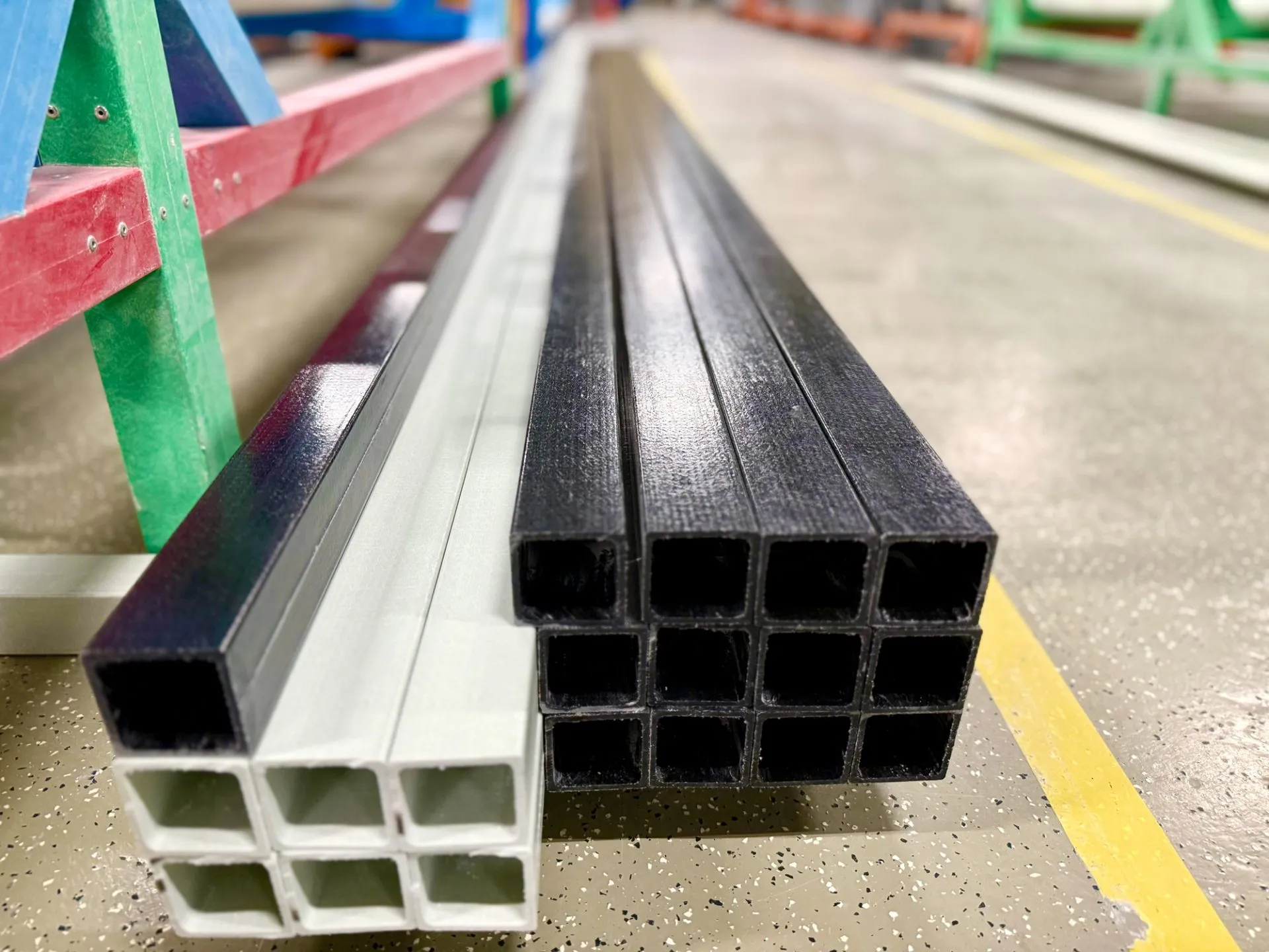 Композитный стеклопластиковый профиль квадратного сечения PULTRA